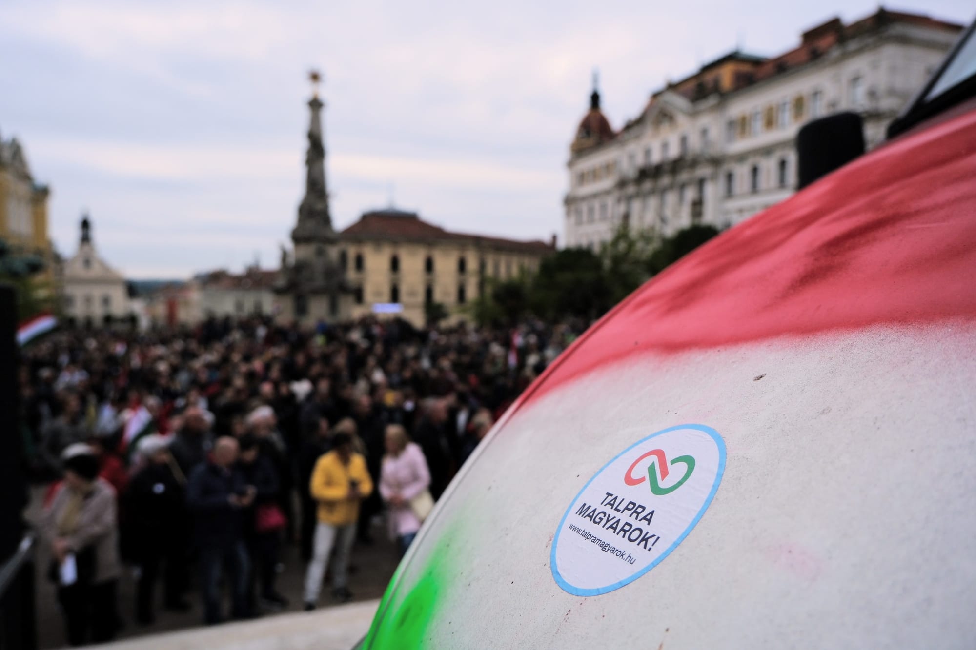 „Ez nem belpesti médiahack” – Magyar Pétert Pécs főterén is rengetegen hallgatták