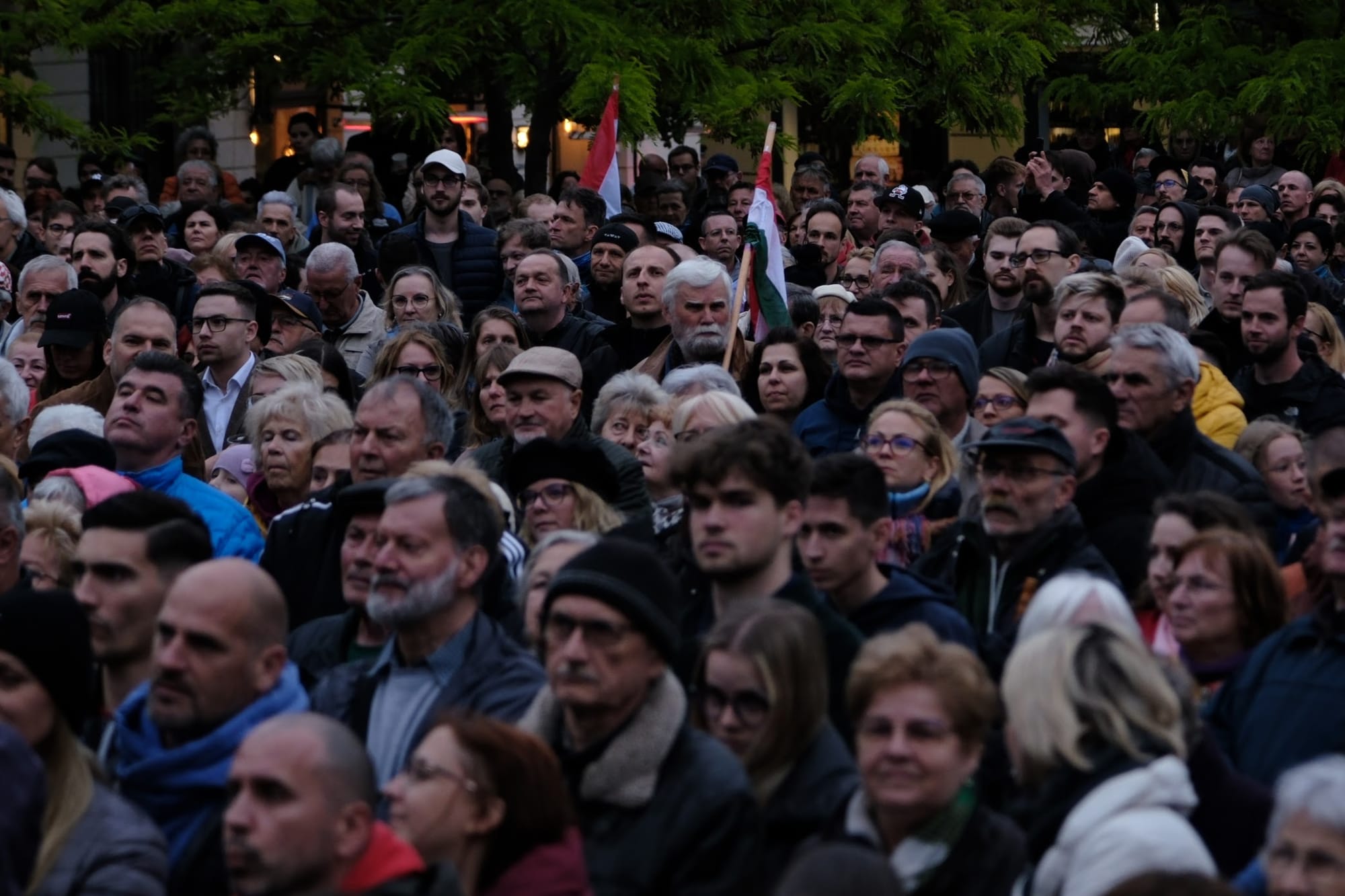 „Ez nem belpesti médiahack” – Magyar Pétert Pécs főterén is rengetegen hallgatták