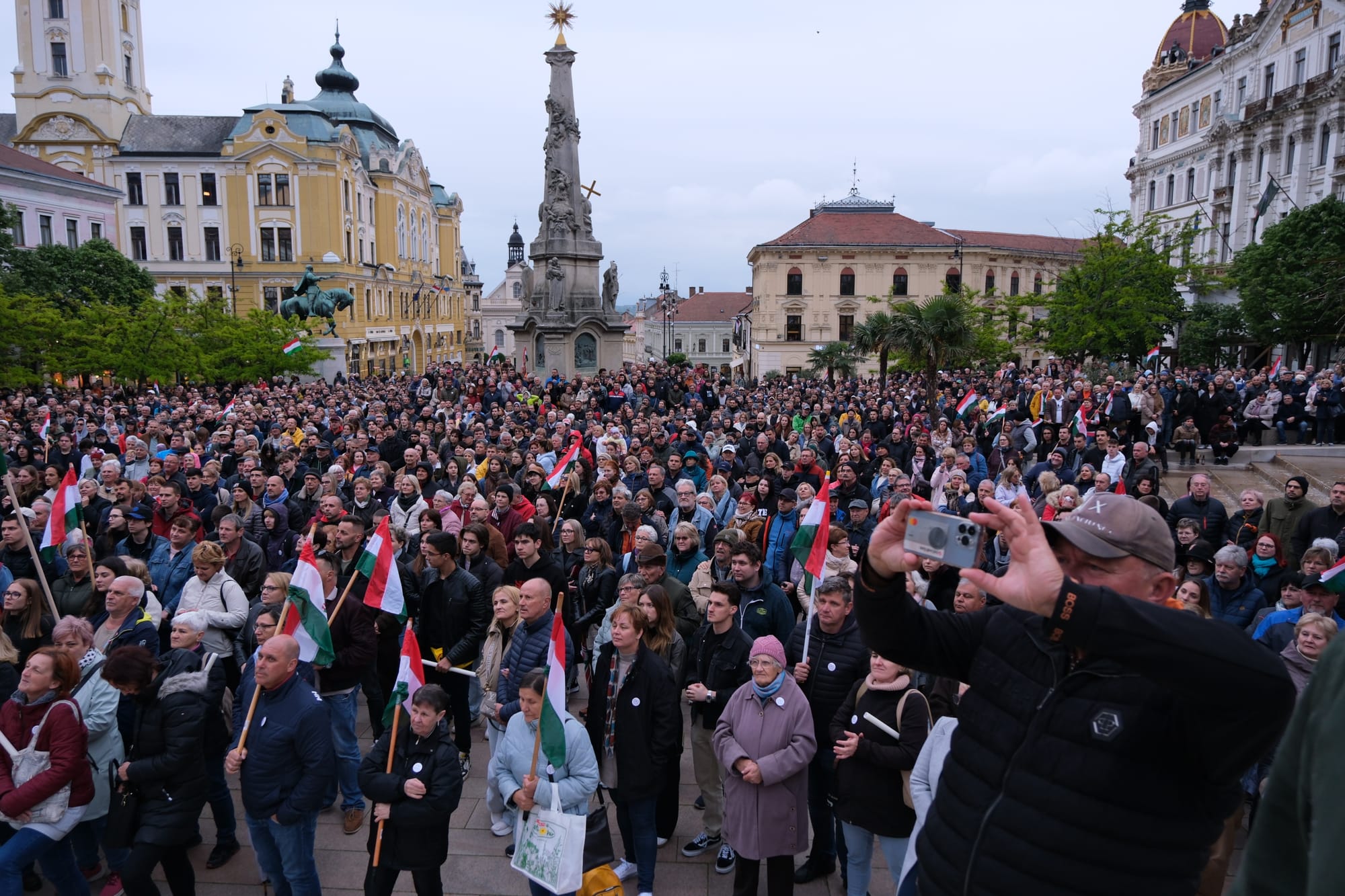 „Ez nem belpesti médiahack” – Magyar Pétert Pécs főterén is rengetegen hallgatták