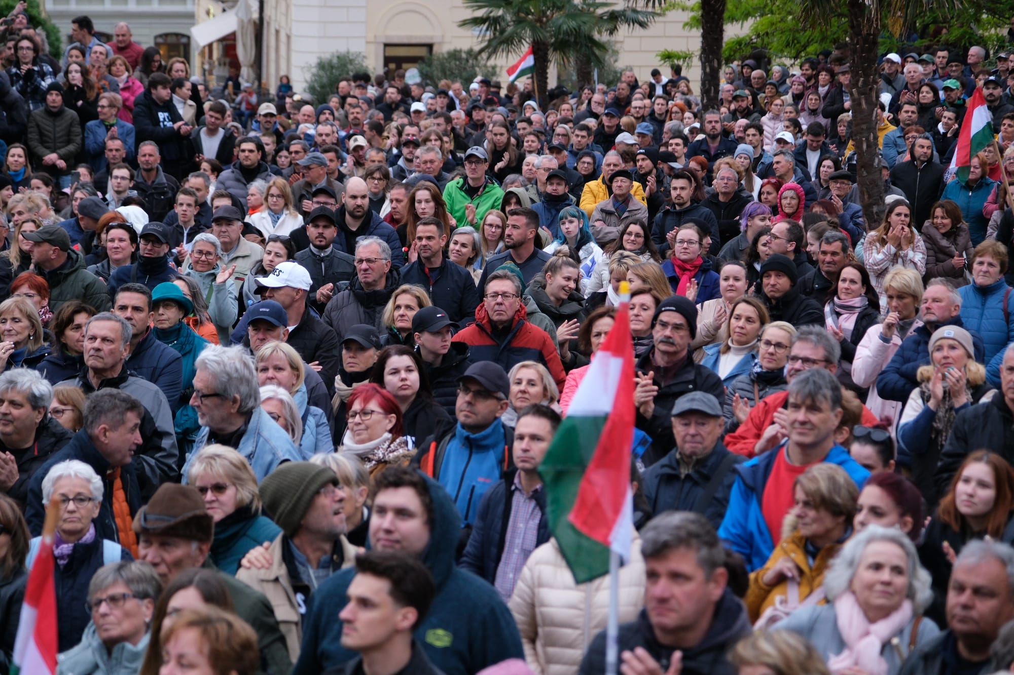 „Ez nem belpesti médiahack” – Magyar Pétert Pécs főterén is rengetegen hallgatták