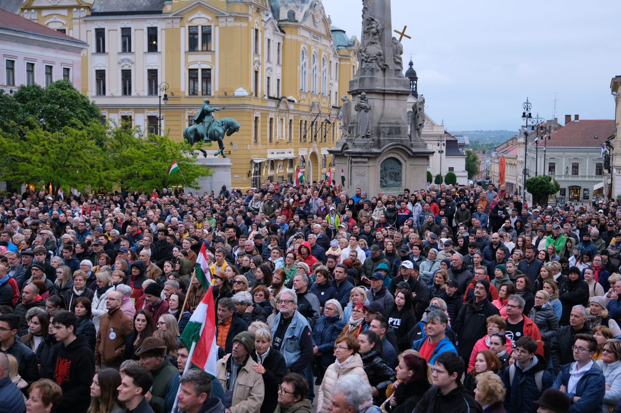 „Ez nem belpesti médiahack” – Magyar Pétert Pécs főterén is rengetegen hallgatták