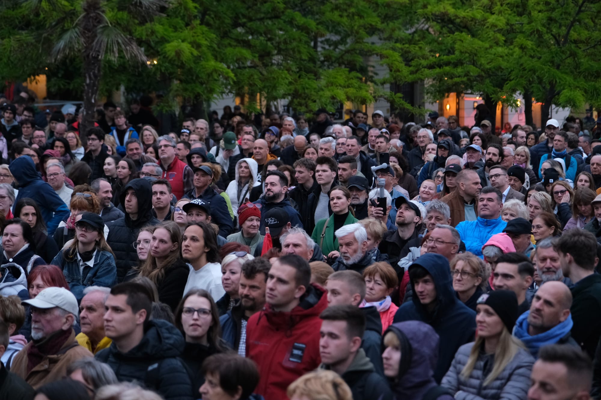 „Ez nem belpesti médiahack” – Magyar Pétert Pécs főterén is rengetegen hallgatták